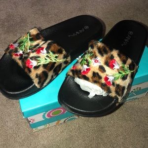 Leopard flower print slipper sandals size 6 NWT